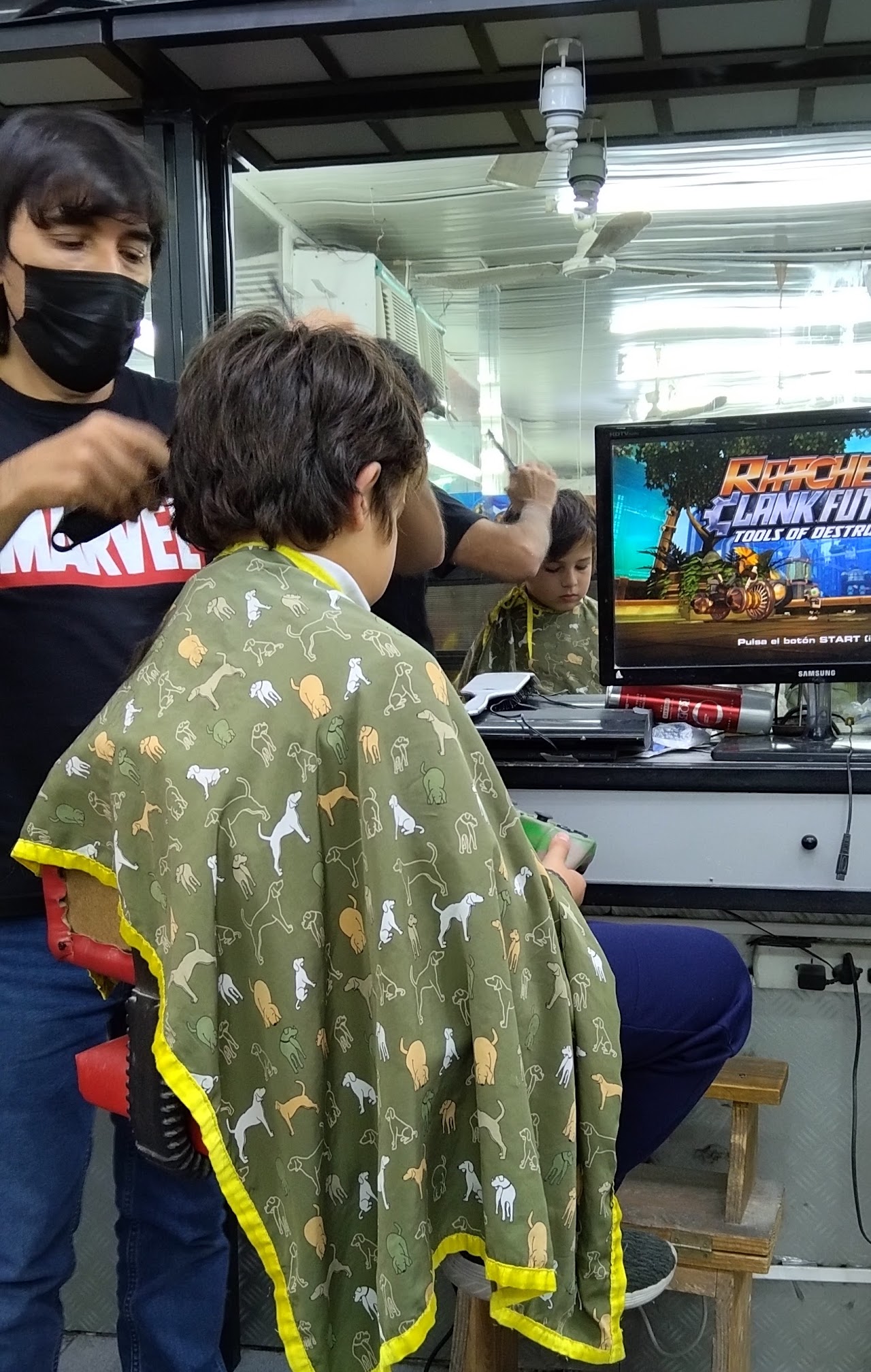 Niño feliz cortándose el cabello